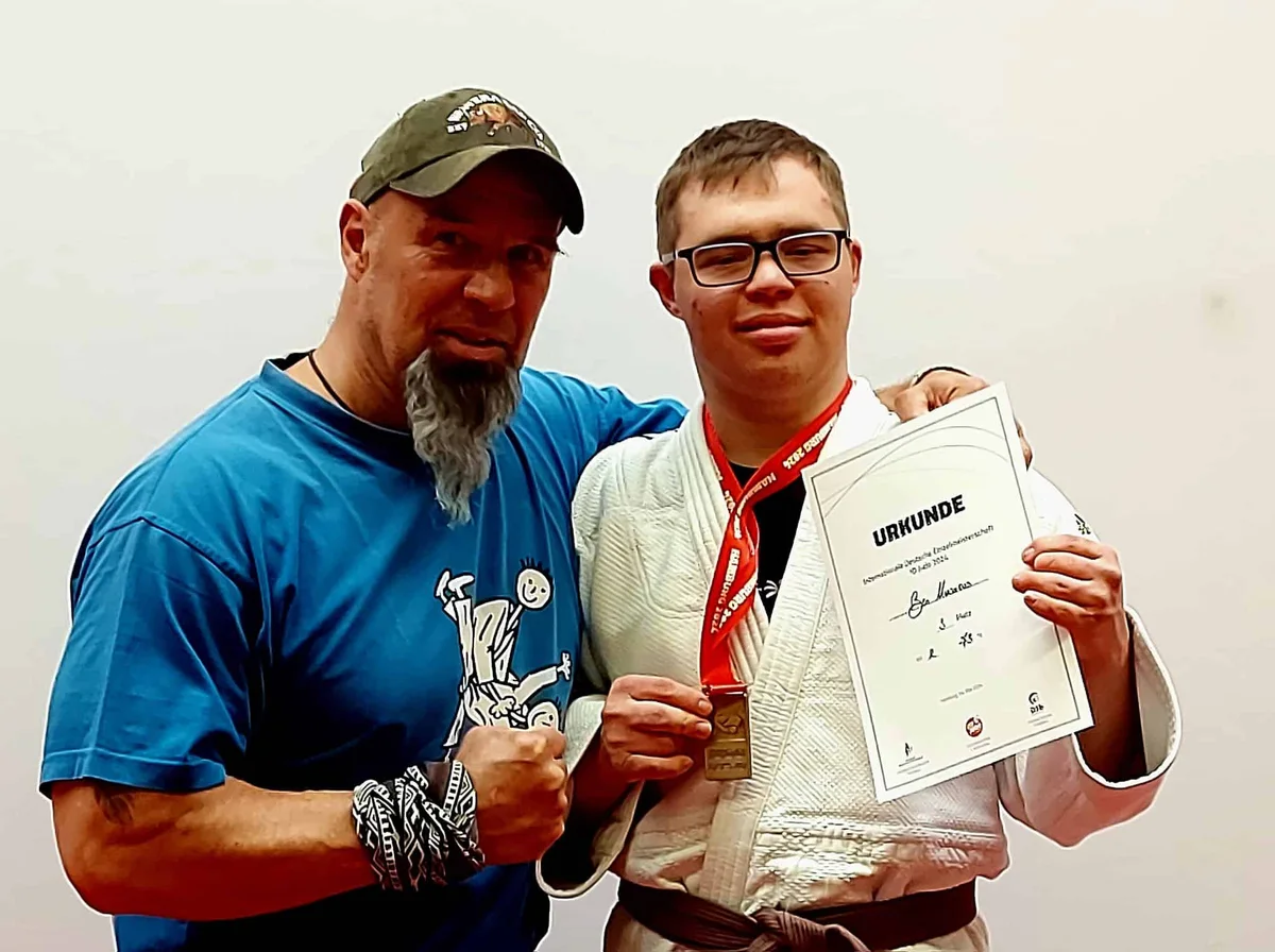 Ben Musaeus mit Medaille und Urkunde
