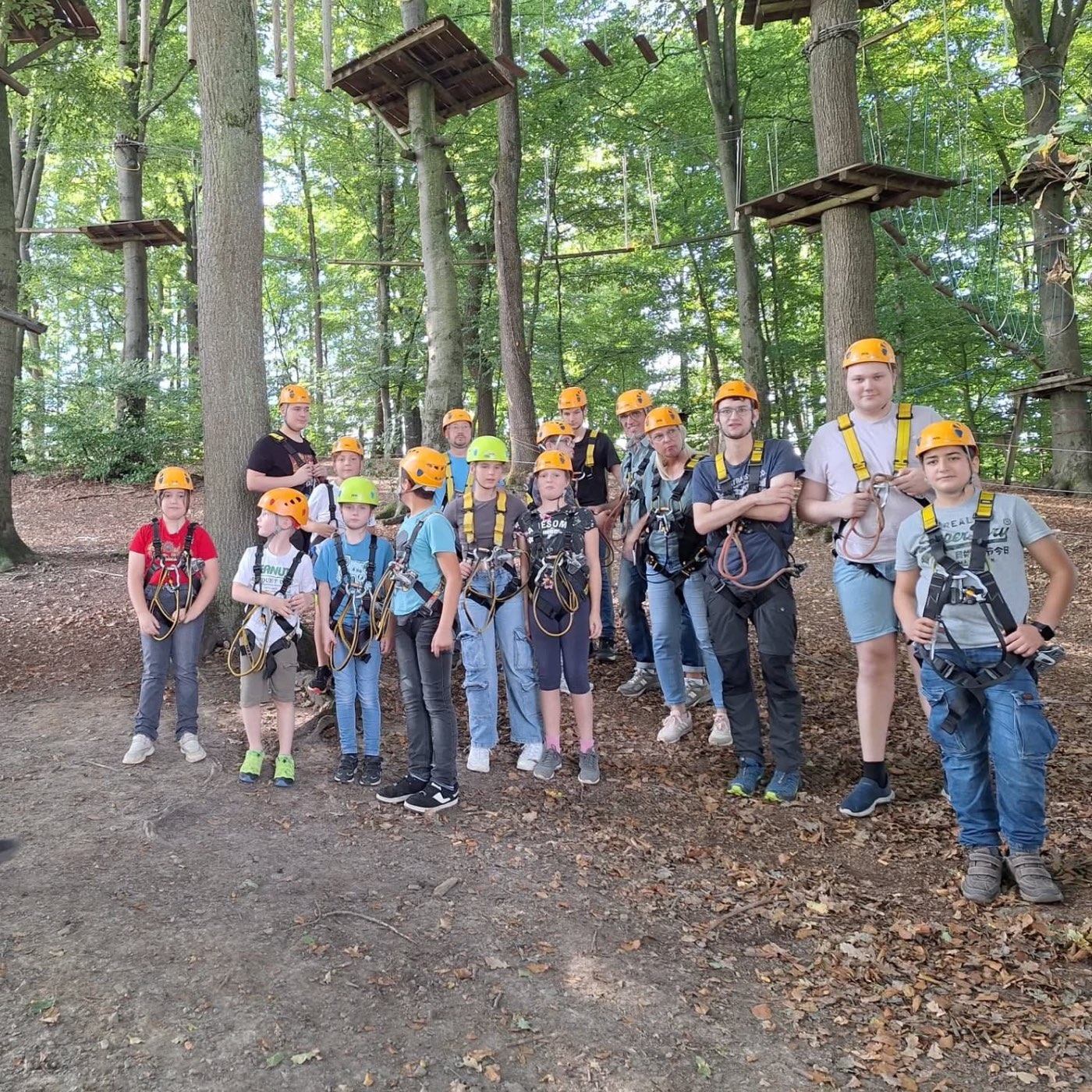 Gruppe des Judo-Club Mifune beim gemeinsamen Ausflug in den Hochseilgarten