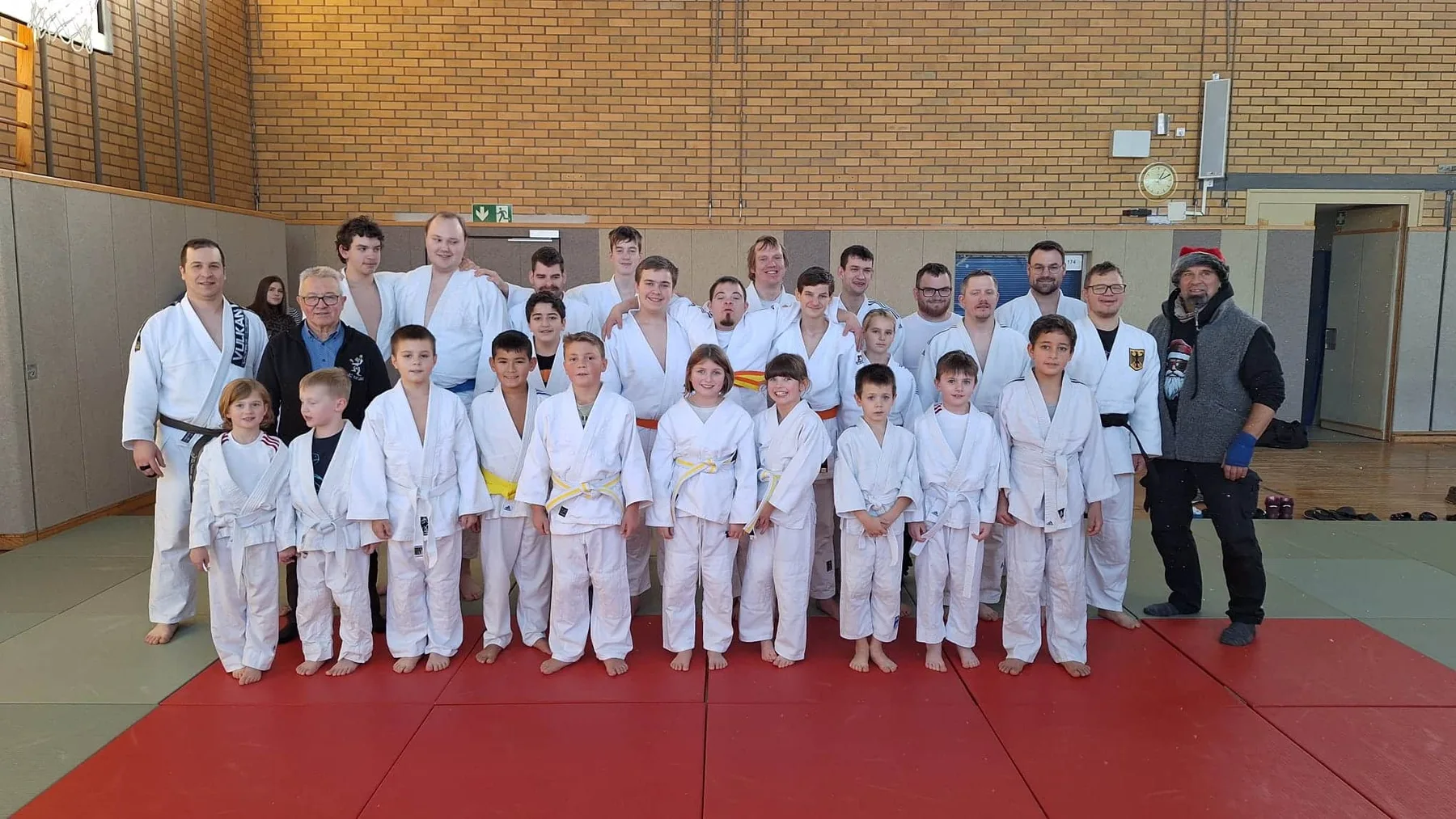Die Gruppe des Judo-Club Mifune in der Sporthalle der Realschule Hückeswagen